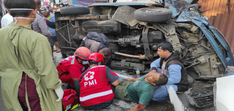 Adu Banteng Mobil di Malang, Satu Orang Dirawat di Rumah Sakit