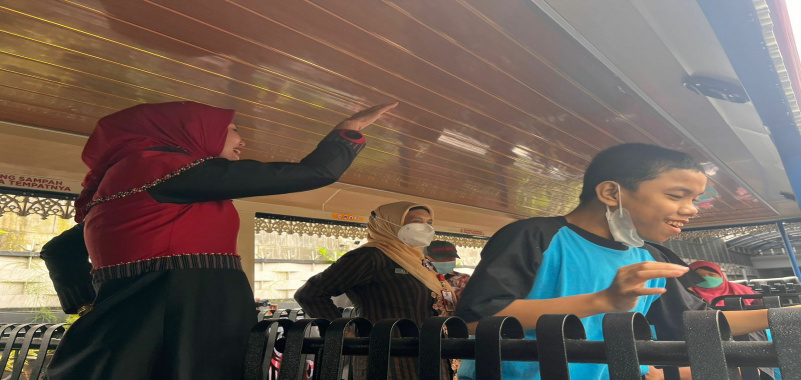 Hari Anak Nasional, Wali Kota Malang Ajak Anak-anak Disabilitas Naik Bus Macito 26 Hari Anak Nasional, Wali Kota Malang Ajak Anak-anak Disabilitas Naik Bus Macito