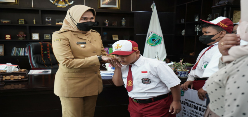 Wali Kota Batu Serahkan Beasiswa BPJS Ketenagakerjaan