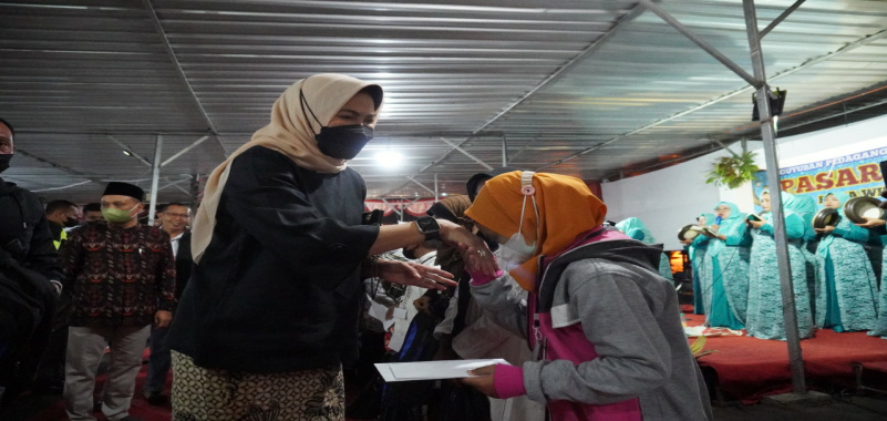 Paguyupan PKL Pasar Laron Bagikan Santunan Puluhan Anak Yatim