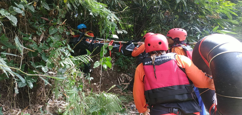 Tim SAR Temukan Mayat Pekerja Bangunan Hanyut di Sungai Brantas