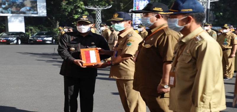 Jelang HUT RI, Wali Kota Malang Bagikan 10 Juta Bendera Merah Putih