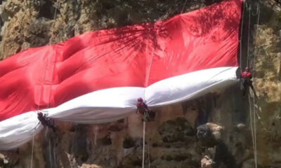 Ratusan Pecinta Alam dan Panjat Tebing Kibarkan Bendera Merah Putih Raksasa