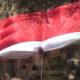 Ratusan Pecinta Alam dan Panjat Tebing Kibarkan Bendera Merah Putih Raksasa