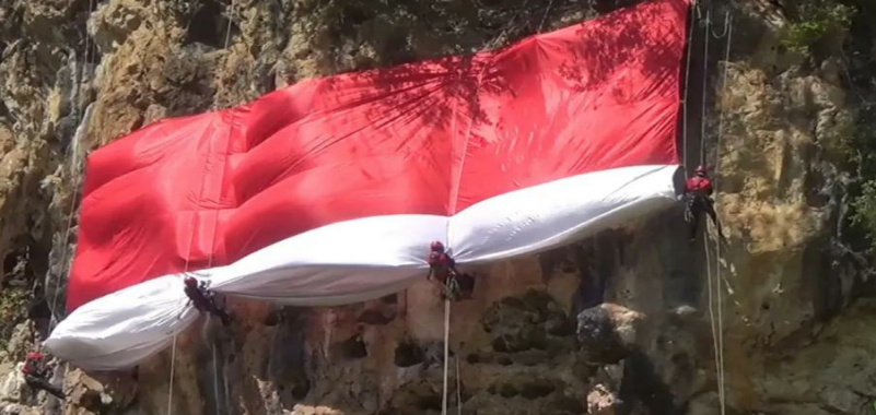 Ratusan Pecinta Alam dan Panjat Tebing Kibarkan Bendera Merah Putih Raksasa