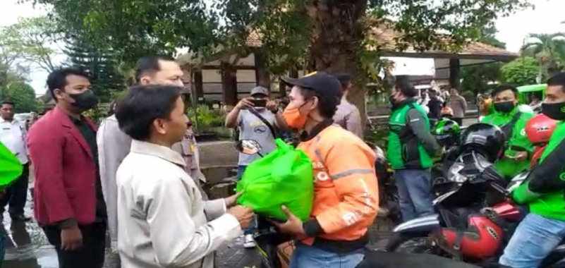 Polres Malang Berikan Sembako kepada Tukang Ojek 26 IMG 20220908 092950