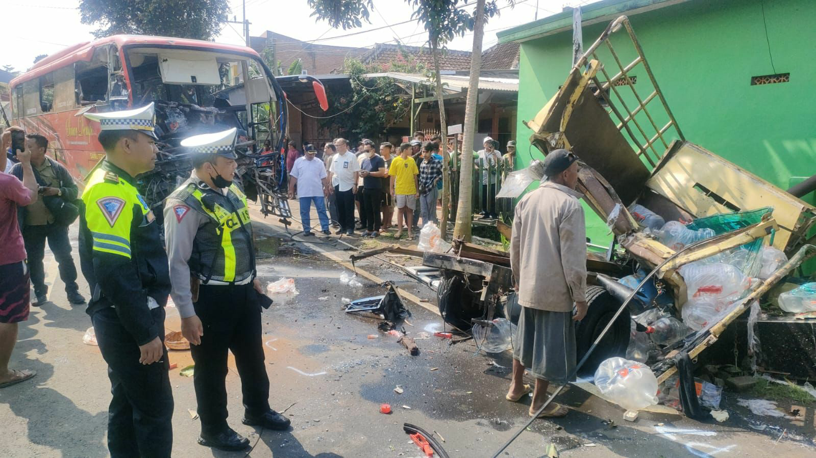 Polisi Olah TKP Kecelakaan Karambol di Singosari 26 IMG 20240321 152008