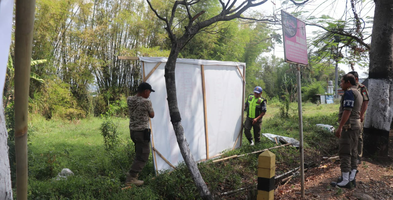 Satpol PP Kota Batu Tertibkan Spanduk dan Banner 26 IMG 20240802 225439