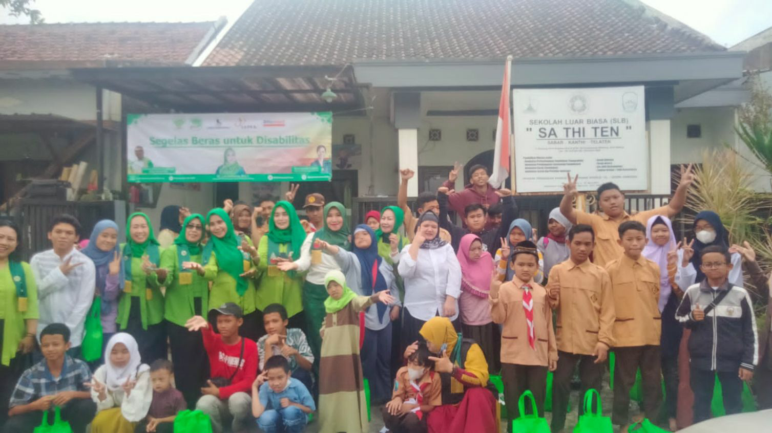 SLB Sathiten, Sekolah Pendidikan Anak Berkebutuhan Khusus di Malang 27 Sekolah Luar Biasa (SLB) Sathinten merupakan sekolah pendidikan anak berkebutuhan khusus di Malang.
