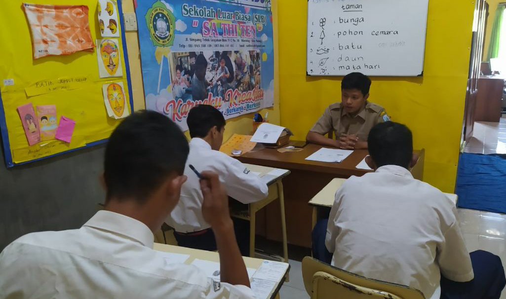 SLB Sathiten, Sekolah Pendidikan Anak Berkebutuhan Khusus di Malang 28 Suasana kegiatan mengajar di ruang kelas SLB Sathinten