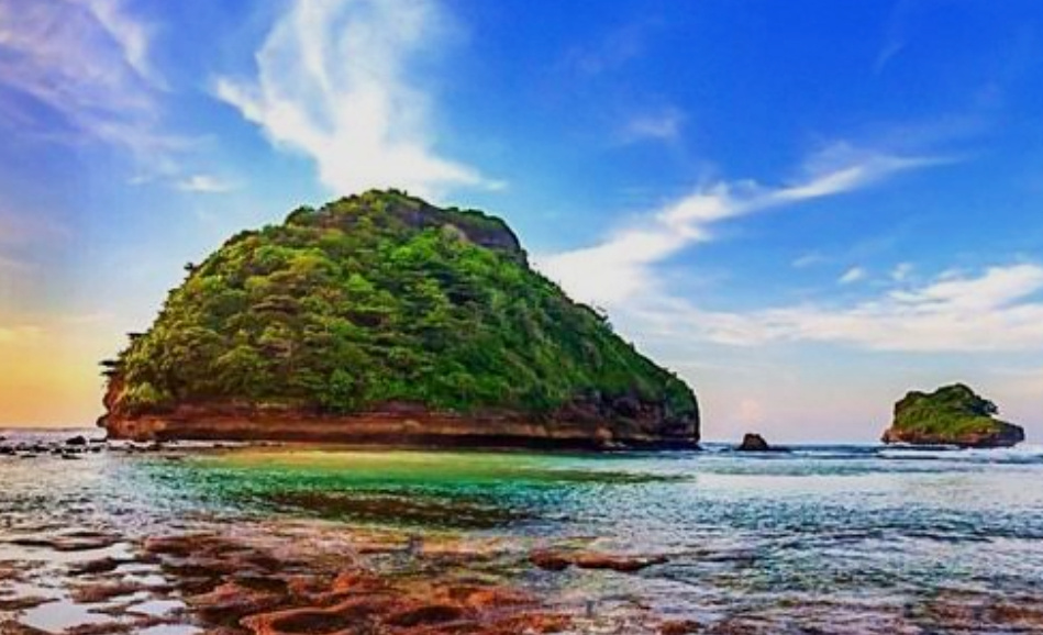 6 Spot Pantai di Malang Selatan yang paling Eksotis dan Populer 27 Pantai Goa Cina