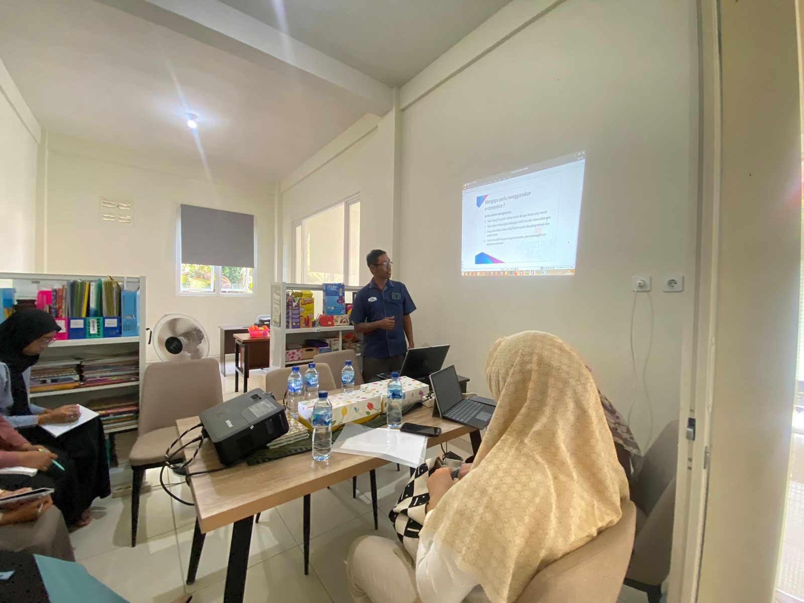 Dosen Unikama Bantu Optimalkan Produk Vokasi SLB Melalui Teknologi E-commerce dan Quality Function Development 30 Dosen Unikama Optimalkan Produk Vokasi SLB