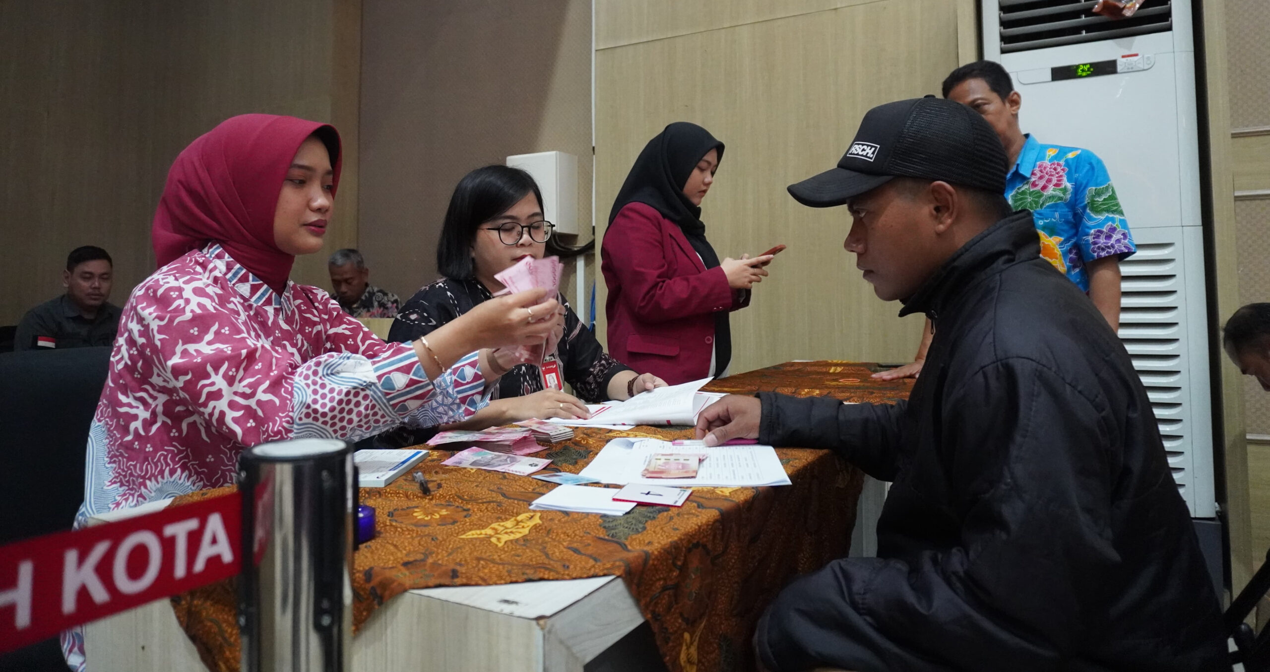 Pemanfaatan DBHCHT, 275 Warga Kota Batu Terima BLT 26 IMG 20241108 075745 scaled
