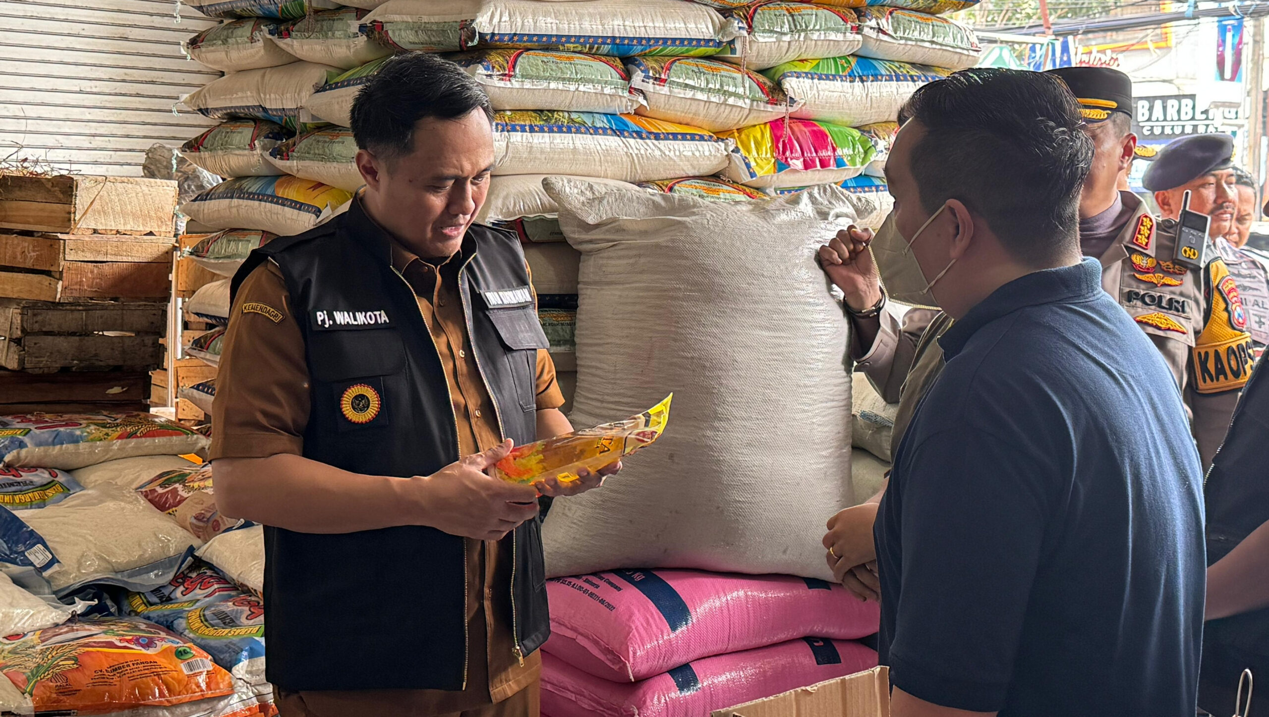 Masa Tenang, Pj. Wali Kota Malang Tinjau Stabilitas Harga Bapok 26 IMG 20241127 100914 scaled