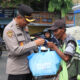 Polres Malang  menyalurkan 500 paket sembako kepada para relawan pengatur lalu lintas (Supeltas), penjaga perlintasan kereta api, dan driver ambulans (istimewa)