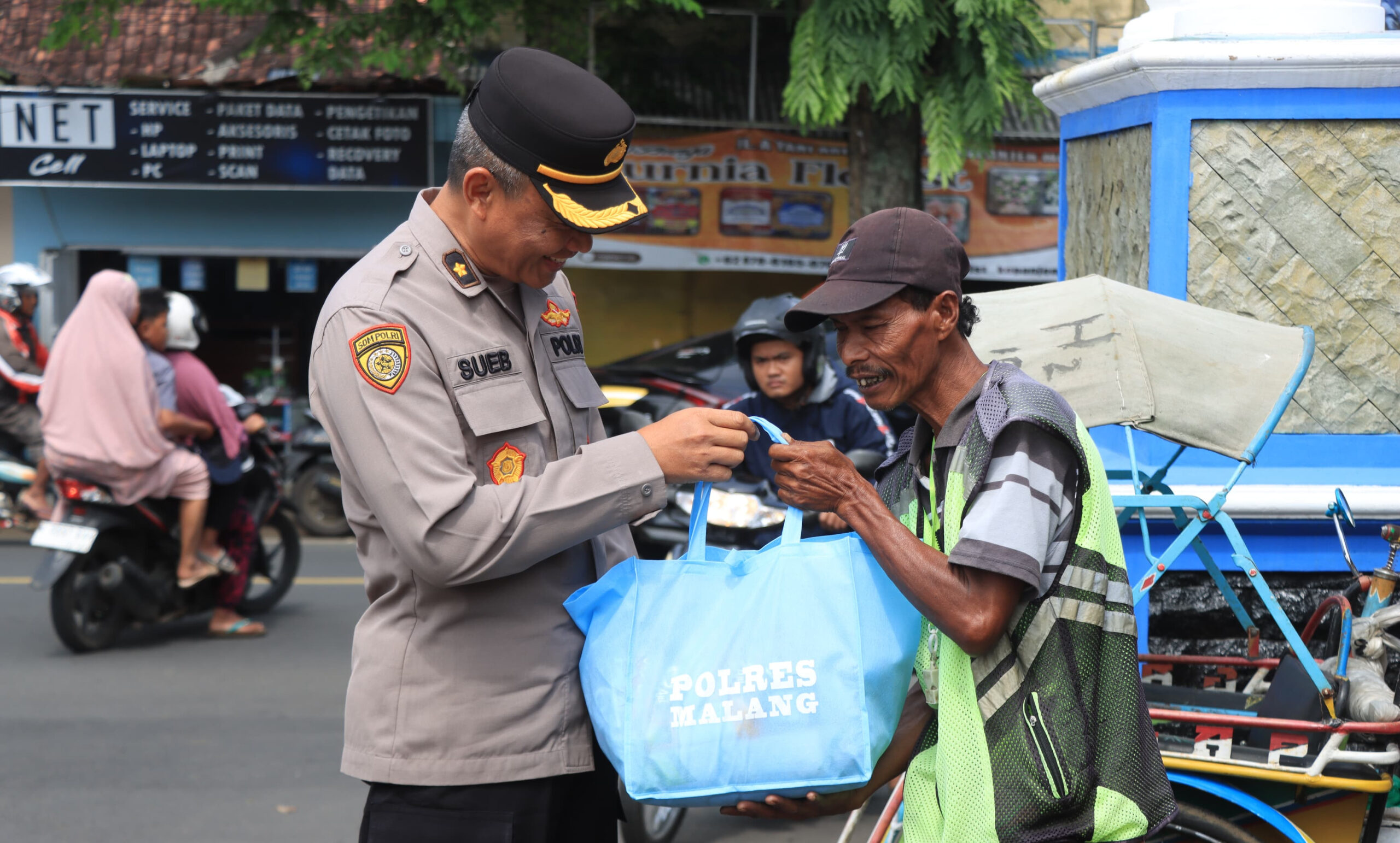 Polres Malang Salurkan 500 Paket Sembako untuk Relawan Pengamanan Nataru 26 Polres Malang menyalurkan 500 paket sembako kepada para relawan pengatur lalu lintas (Supeltas), penjaga perlintasan kereta api, dan driver ambulans (istimewa)