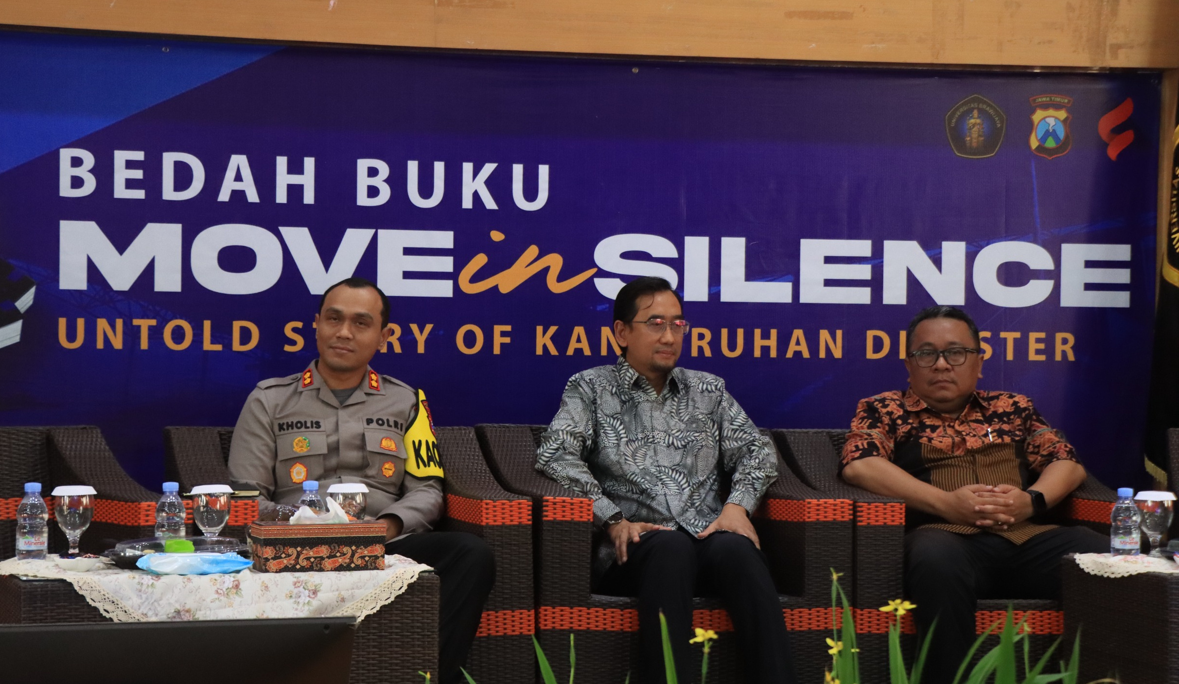 Kapolres Malang AKBP Putu Kholis Aryana, menggelar bedah buku bertajuk “Move in Silence: Untold Story of Kanjuruhan Disaster” di Auditorium Nuswantara, Universitas Brawijaya (istimewa)