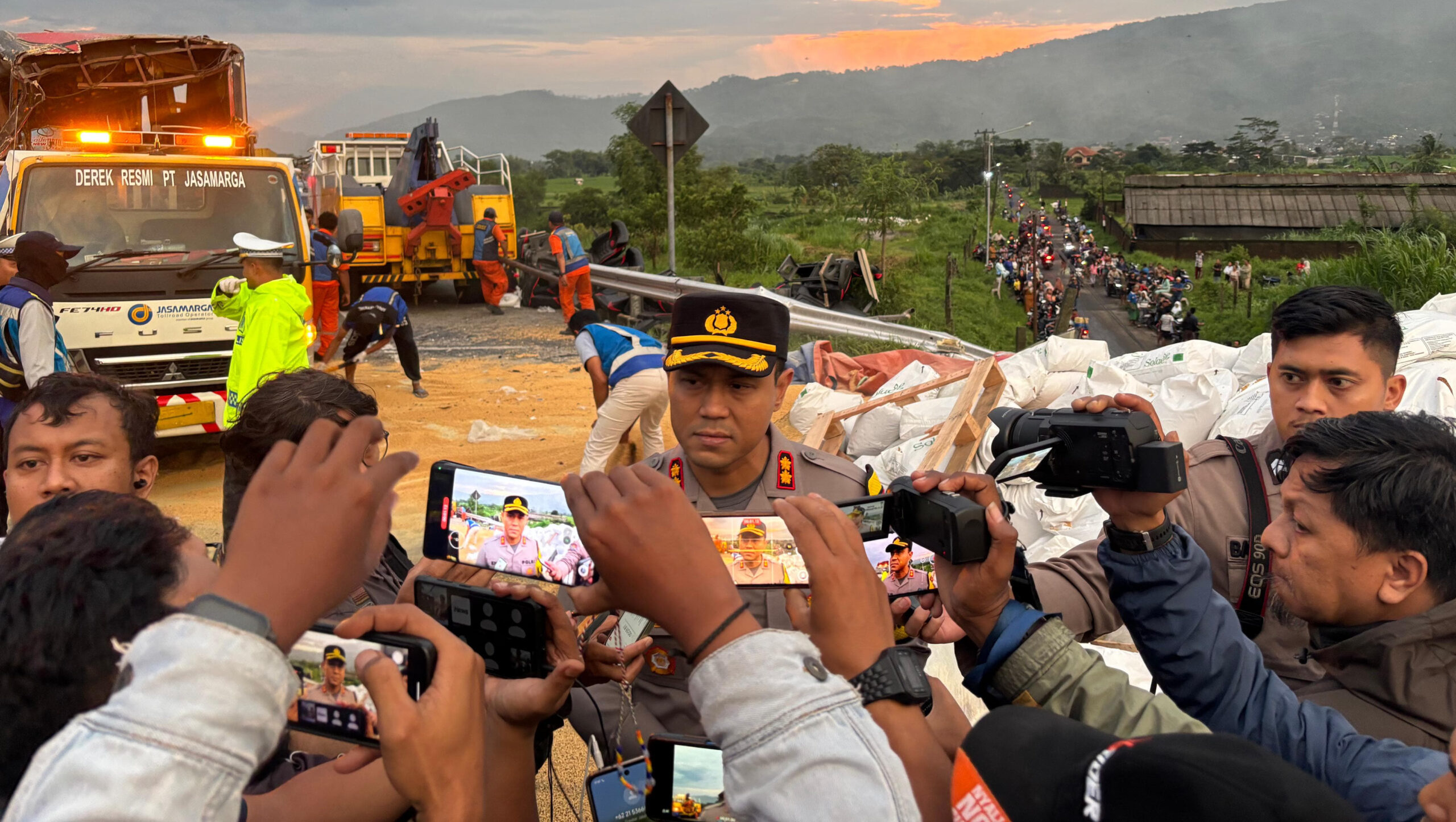Polisi Evakuasi Bus Terguling di Tol Pandaan-Malang 26 Polres Malang turun tangan dalam insiden kecelakaan lalu lintas terjadi di Jalur Tol Pandaan-Malang, Kabupaten Malang (istimewa)
