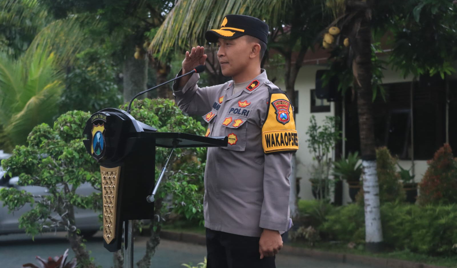 Polres Malang Kerahkan Ratusan Personel untuk Amankan Perayaan 26 Polres Malang menggelar apel siaga malam Natal di halaman Mapolres Malang (istimewa)