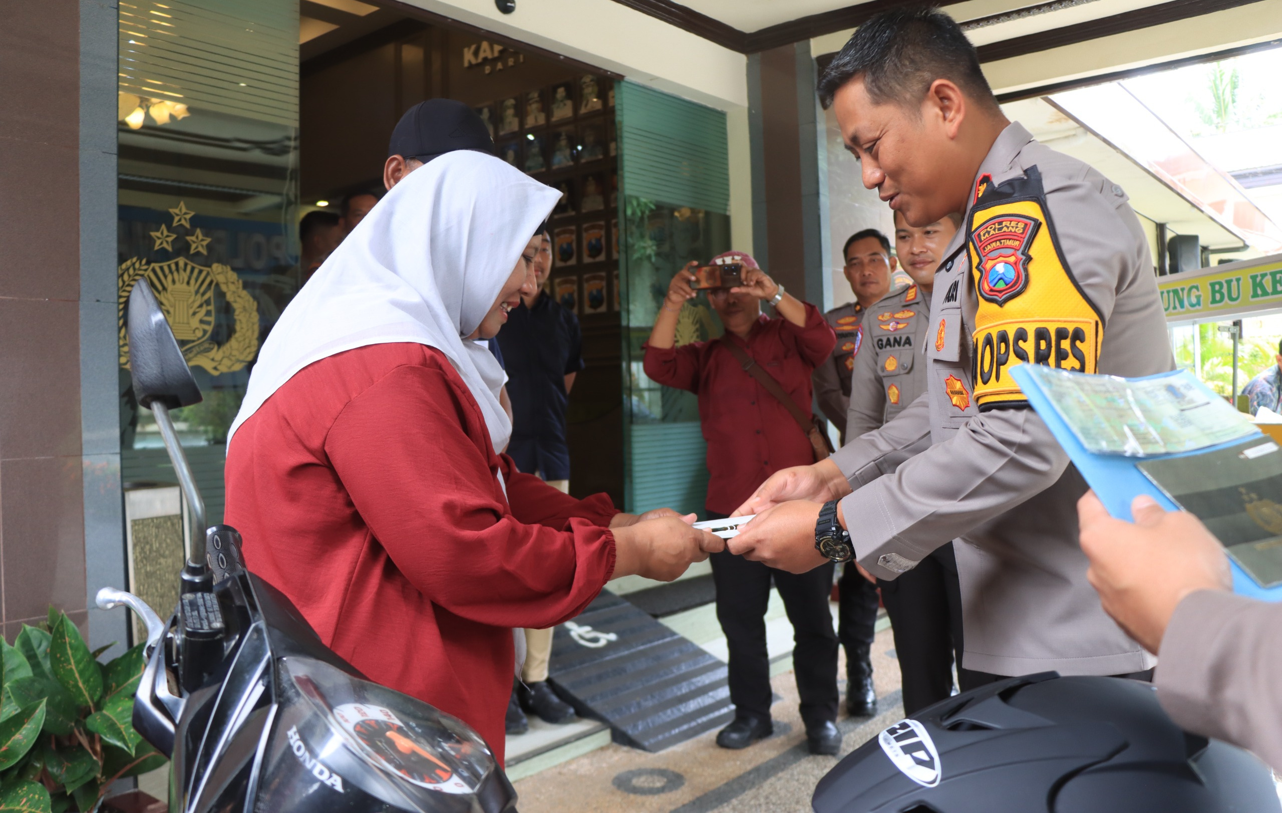 Pemulihan Ekonomi, Polres Malang Beri Modal Usaha Keluarga Korban Kanjuruhan 26 IMG 20250201 192300