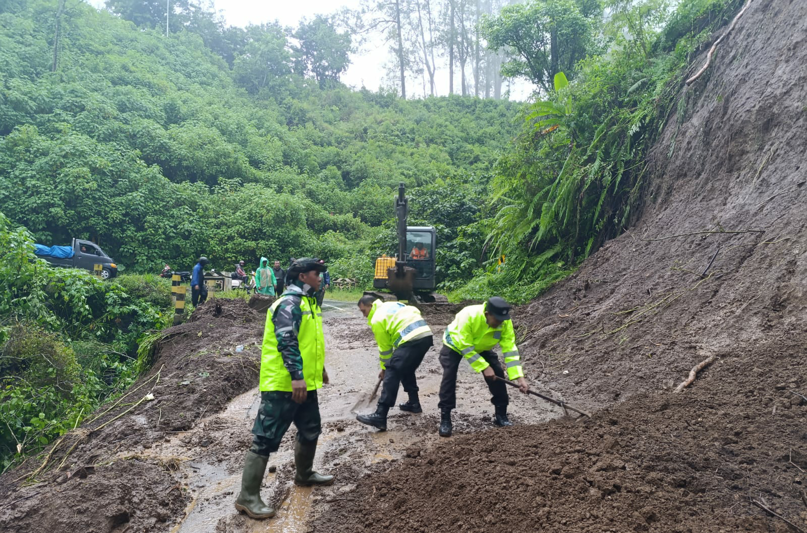 Jalur Bromo Tertutup Longsor, Polres Malang Terjunkan Tim untuk Evakuasi 26 IMG 20250210 224255