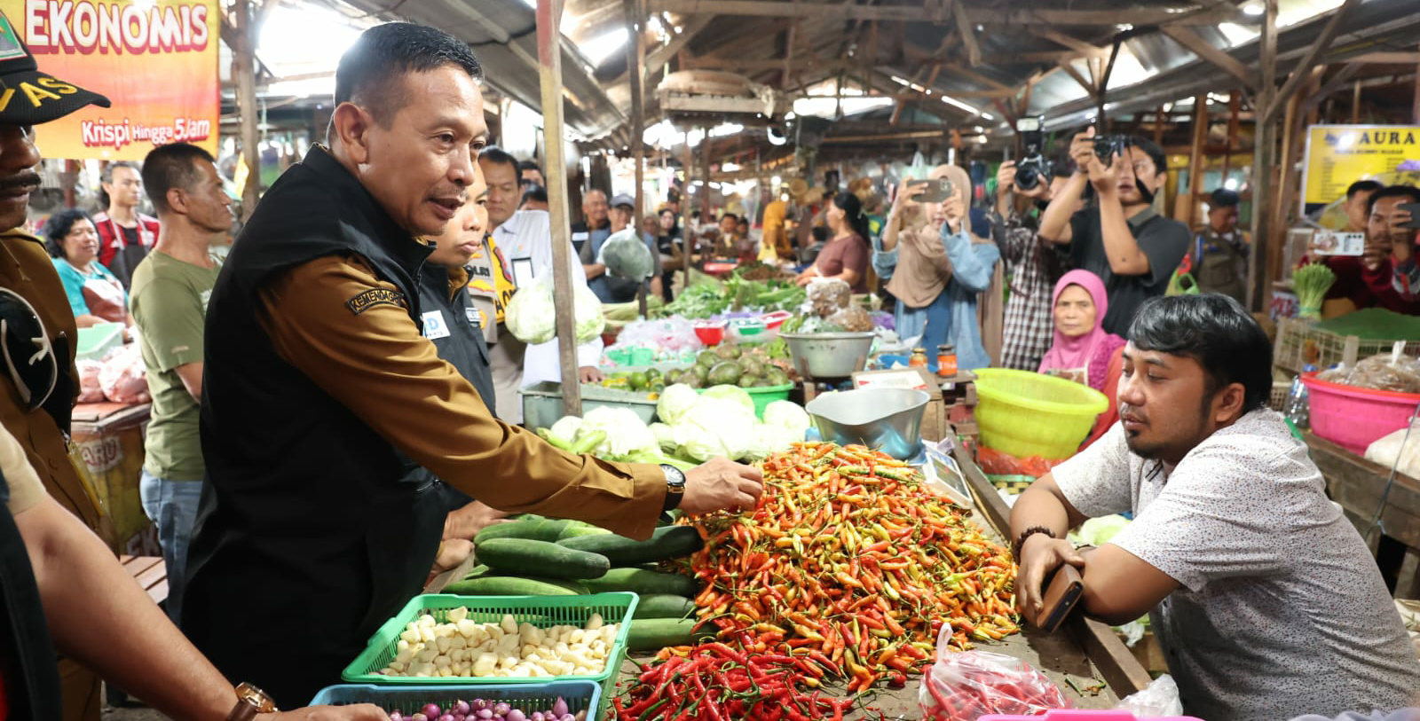 Jaga Stabilitas Harga, Wali Kota Malang Wahyu Hidayat Lakukan Pemantauan di Sejumlah Pasar 26 IMG 20250304 203126