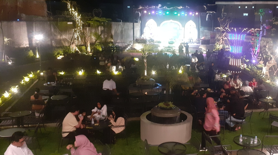 CW Coffee & Eatery Terbesar di Indonesia ada di Malang! 27 CW Coffee & Eatery sangat luas maka tempat ini memiliki fasilitas stage, full indoor, semi outdoor, full outdoor, musholla serta playground