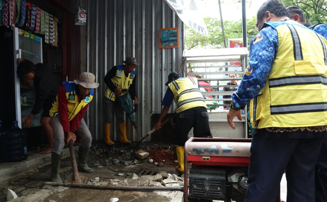 Wali Kota Malang Turun Tangan Normalisasi Drainase Soehat 26 IMG 20250317 205643