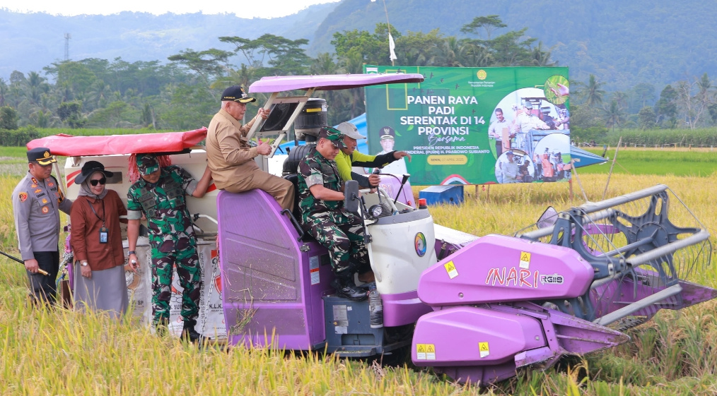 Polres Malang Dukung Panen Raya Serentak, Jaga Ketahanan Pangan Nasional 26 IMG 20250409 112935