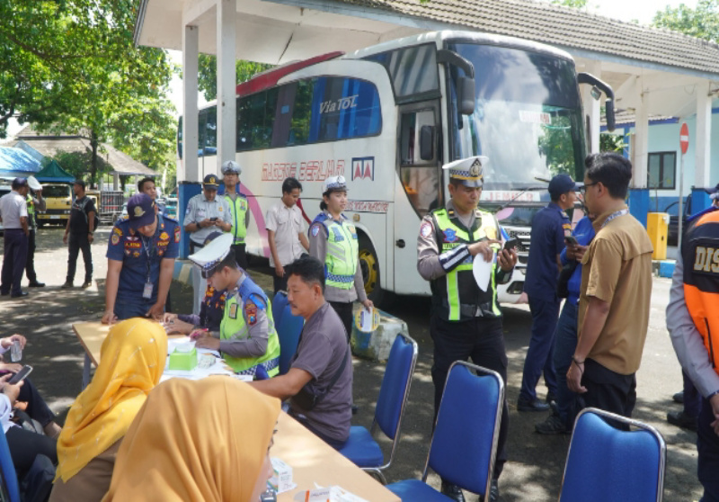 Satlantas Polres Malang Gelar Ramp Check & Tes Urine di Terminal Talangagung