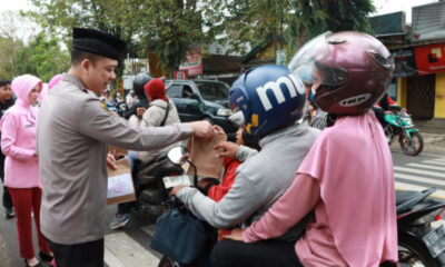 Kapolres Malang AKBP Muhammad Taat Resdi Bagikan 350 Paket Takjil Gratis di Depan Mapolres