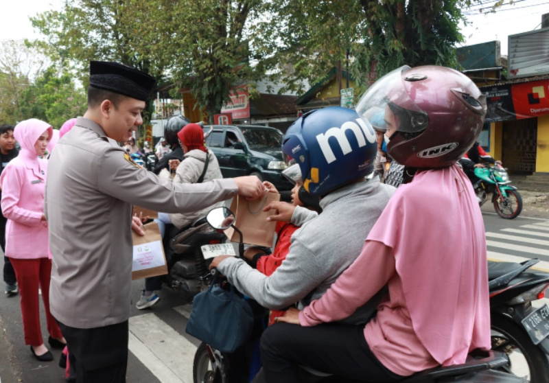 Kapolres Malang AKBP Muhammad Taat Resdi Bagikan 350 Paket Takjil Gratis di Depan Mapolres