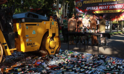 Polres Malang Musnahkan 1.659 Botol Miras Hasil Operasi Pekat Semeru 2026 di Pendopo Kabupaten