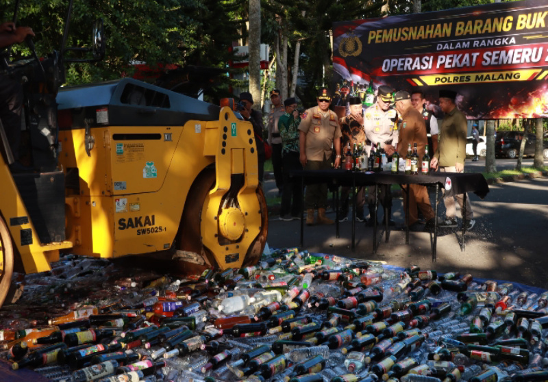 Polres Malang Musnahkan 1.659 Botol Miras Hasil Operasi Pekat Semeru 2026 di Pendopo Kabupaten
