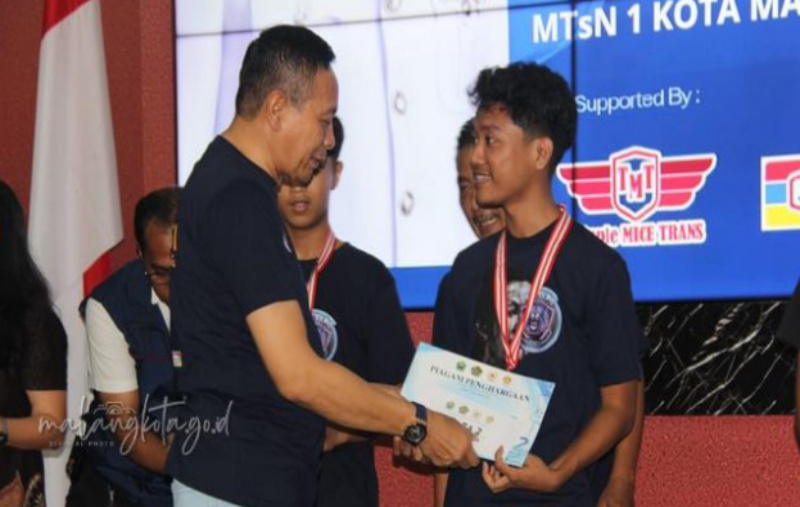 Wali Kota Wahyu Hidayat Serahkan Hadiah Kejurkot Catur 2026, Dorong Atlet Malang Go International 26 IMG 20260427 075206