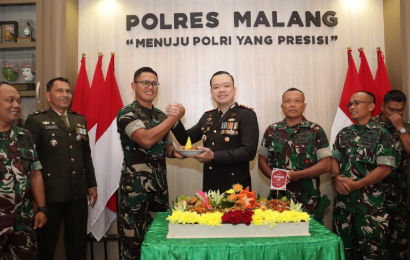 Hari Bhayangkara ke-80: Forkopimda Serahkan Tumpeng Sinergitas ke Polres Malang, Perkuat Kondusivitas Kamtibmas 26 IMG 20260702 095946