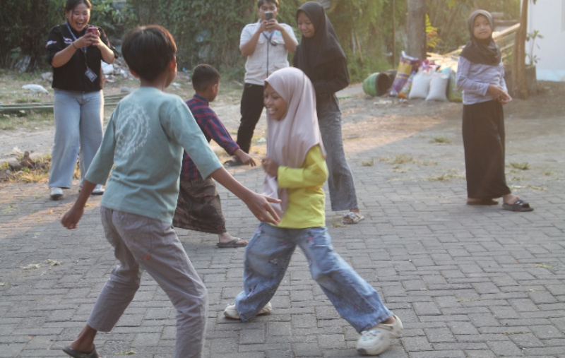 Mahasiswa UM-BBM Hidupkan Kembali Permainan Tradisional di Kelurahan Tunggulwulung Kota Malang Lewat Permainan Tradisional 27 Anak-anak ini diajak untuk bermain permainan tradisional, melalui program "Ayo Dolanan" yang digagas oleh mahasiswa Universitas Negeri Malang (UM)