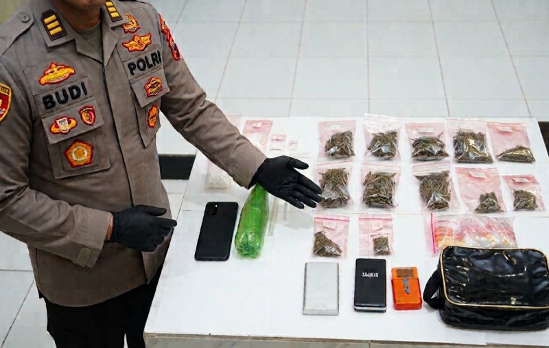 Polres Malang Tangkap Pengedar Narkoba di Kepanjen, Sita 96 Gram Sabu dan 131 Gram Ganja 26 Polres Malang Tangkap Pengedar Narkoba di Kepanjen, Sita 96 Gram Sabu dan 131 Gram Ganja