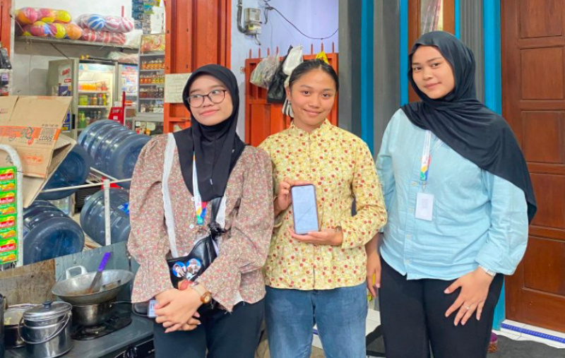 Gerakan GAS UMKM KKN MAs Dorong Digitalisasi Pedagang Pasar Jumat Desa Tawangsari Lewat QRIS dan Google Maps