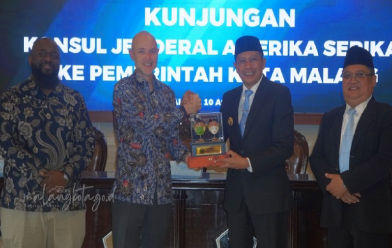 Kunjungan Konjen AS di Surabaya Chris Green Jajaki Kolaborasi Media Arts dengan Pemkot Malang 26 Kunjungan Konjen AS di Surabaya Chris Green Jajaki Kolaborasi Media Arts dengan Pemkot Malang