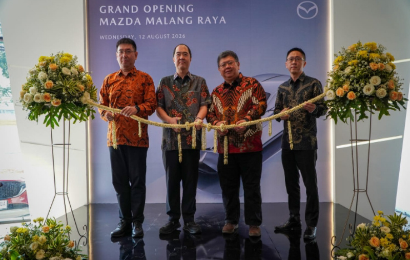 Peresmian Dealer Mazda Malang Raya Perkuat Jaringan Otomotif Premium Jawa Timur 27 Teks fotoBerikut ya Mbak :
(kiri ke kanan)
Bapak Ricky Thio, Chief Operating Officer PT Eurokars Motor Indonesia
Bapak Herbert Kwee, Chief Executive Officer Eurokars Group Indonesia
Bapak Rudy Surjanto, Komisaris PT Mobilindo Azimut Dante
Bapak Frandy Budiharjo, Managing Director PT Mobilindo Azimut Dante