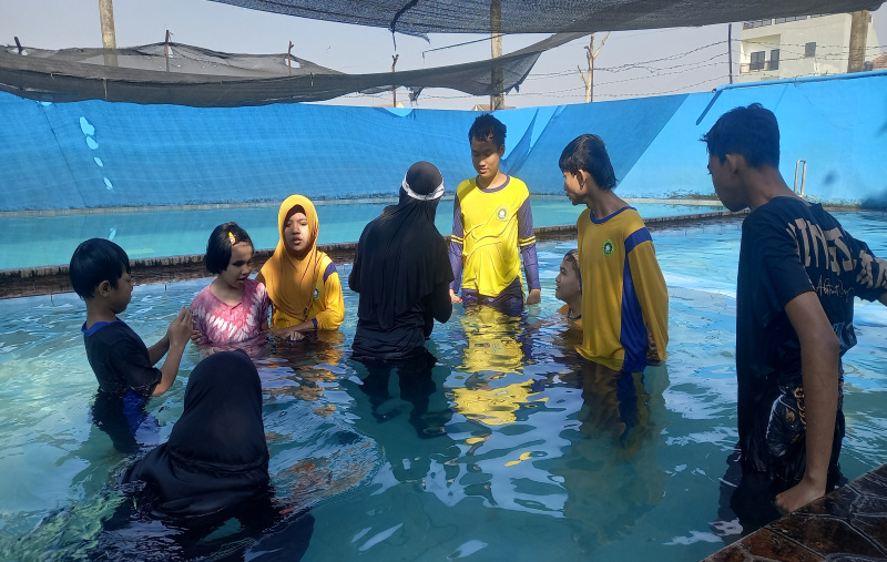 Kegiatan Olahraga Renang Anak SLB Sathiten Kota Malang Digelar di Kolam Renang Sulfat Barracuda's