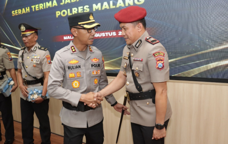 Polres Malang Gelar Sertijab Kasatresnarkoba dan Penyerahan Jabatan Kasiwas 26 IMG 20260814 195622