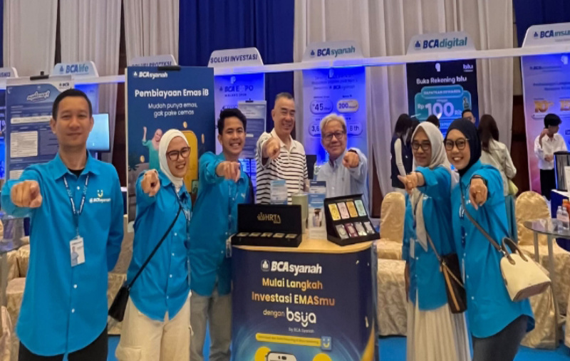 BCA Syariah Hadirkan Program Jemput Berkah di BCA Expo Malang 2026 27 (tiga dari kiri) Kepala KCP BCA Syariah Malang, Rachmad Widarto bersama (empat dari kiri) Kepala KCP BCA Syariah Sungkono Surabaya, Sony Ukar Dinata