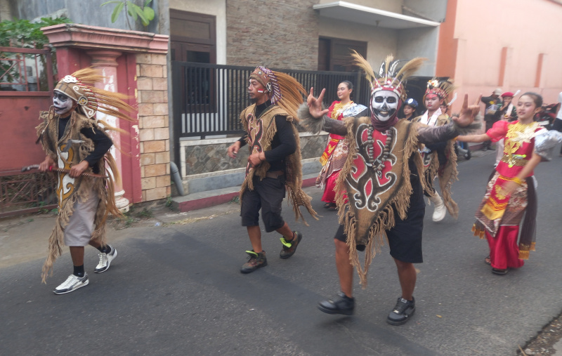 Karnaval Budaya Warga RW 04 Pandanwangi Meriahkan Kawasan LA Sucipto Blimbing Malang 27 Parade kemerdekaan yang dimulai sejak pukul 12.00 WIB hingga selesai ini menampilkan ragam atribut kreatif dan kostum unik yang menyedot perhatian ribuan penonton