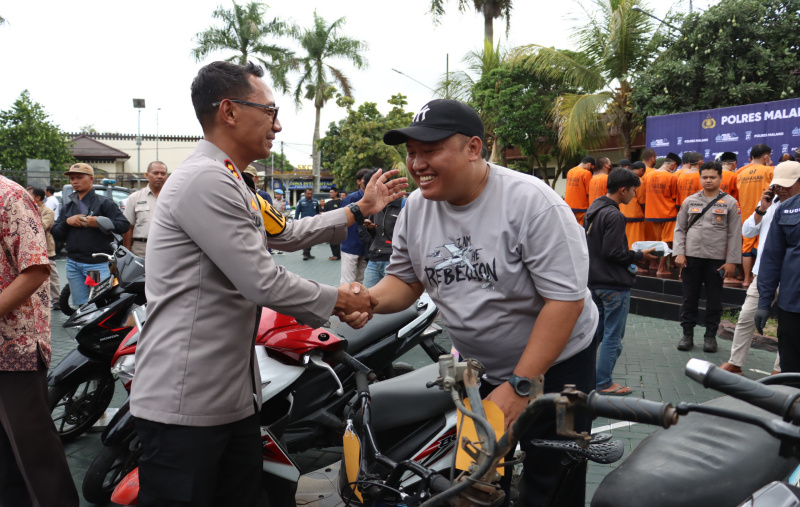 Polres Malang Kembalikan Barang Bukti Hasil Operasi Sikat Semeru 2026 Kepada Korban 26 IMG 20261027 201043